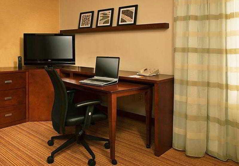 Hotel Riggs Washington Dc Zewnętrze zdjęcie A typical work desk in a Residence Inn