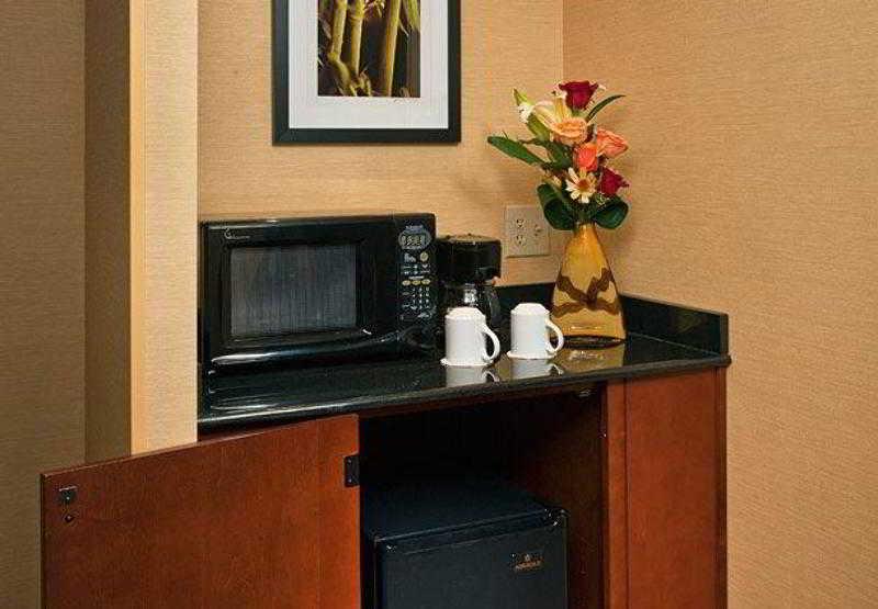 Hotel Riggs Washington Dc Zewnętrze zdjęcie A wet bar in a hotel room